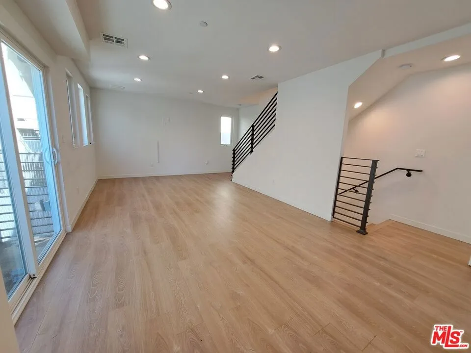 5631 Whitnall Highway Los Angeles, CA 91601