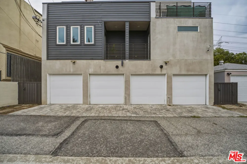 5631 Whitnall Highway Los Angeles, CA 91601