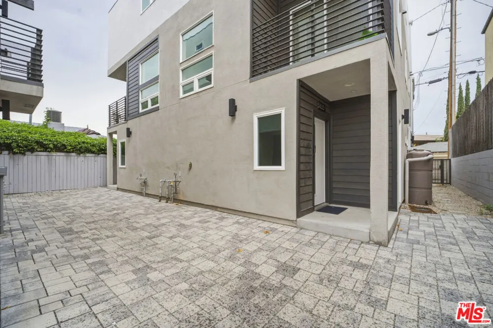 5631 Whitnall Highway Los Angeles, CA 91601