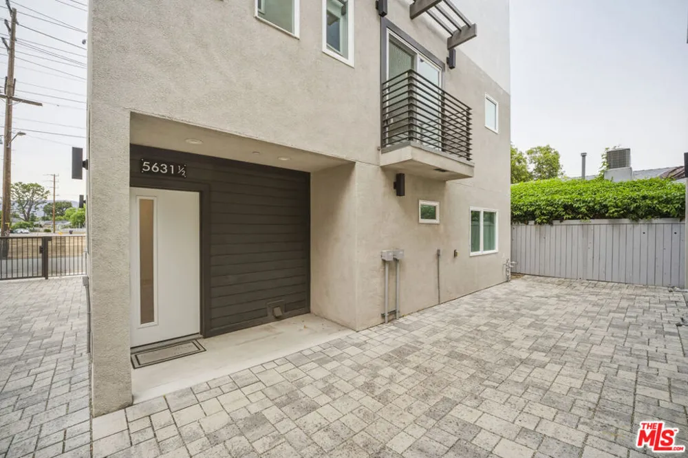 5631 Whitnall Highway Los Angeles, CA 91601