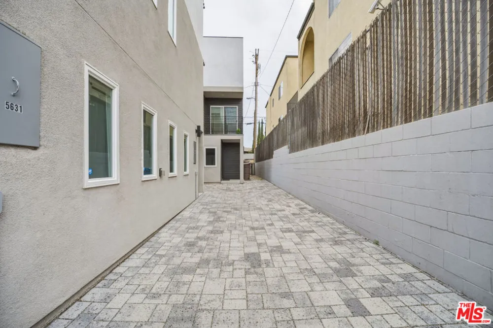 5631 Whitnall Highway Los Angeles, CA 91601