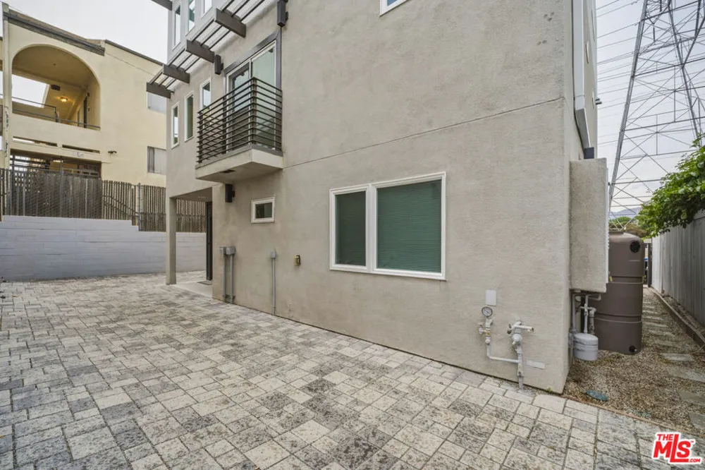 5631 Whitnall Highway Los Angeles, CA 91601