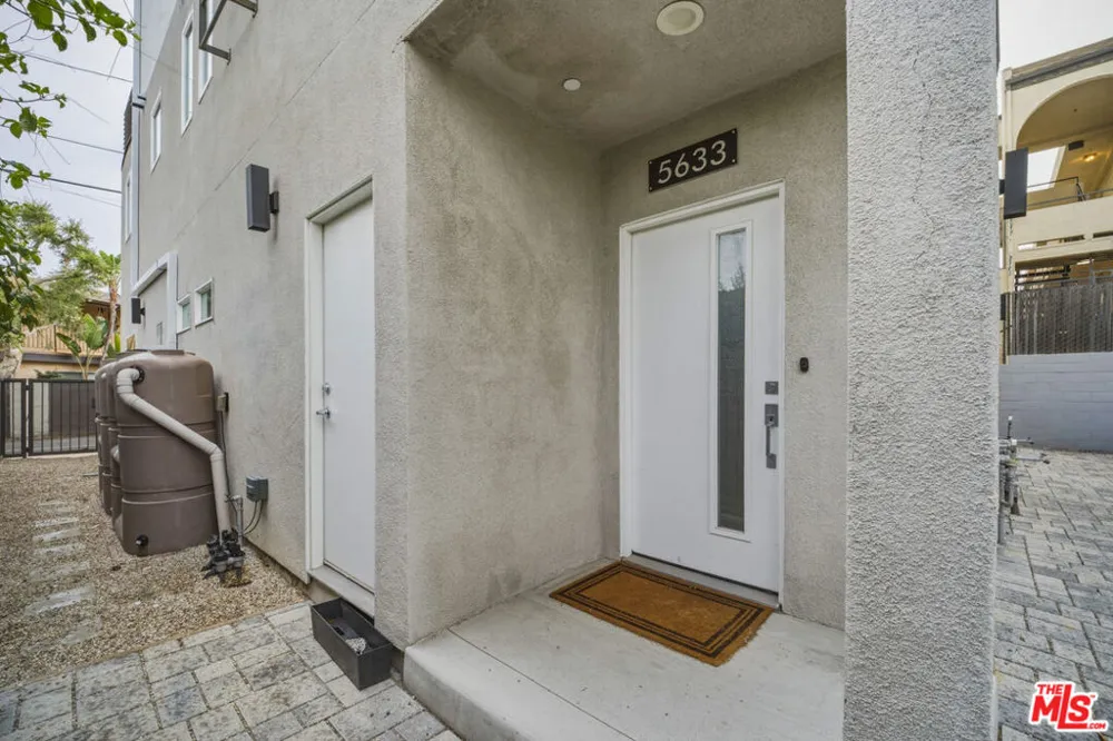 5631 Whitnall Highway Los Angeles, CA 91601