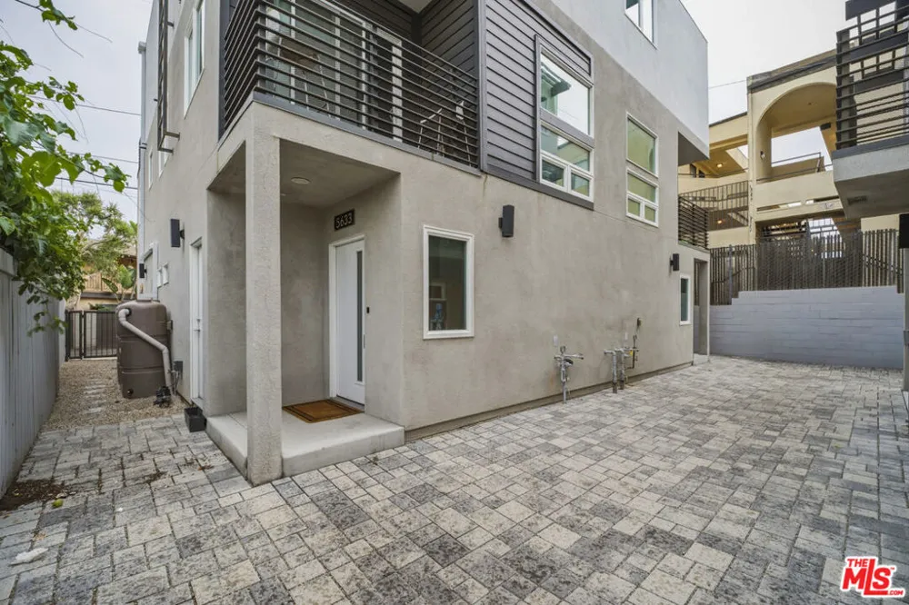 5631 Whitnall Highway Los Angeles, CA 91601
