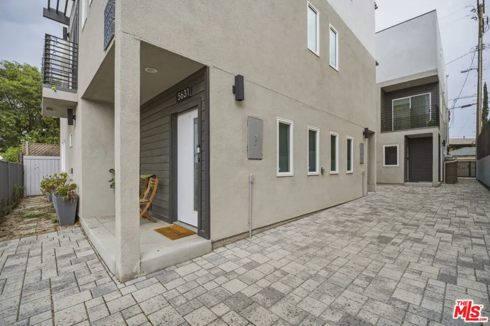 5631 Whitnall Highway Los Angeles, CA 91601