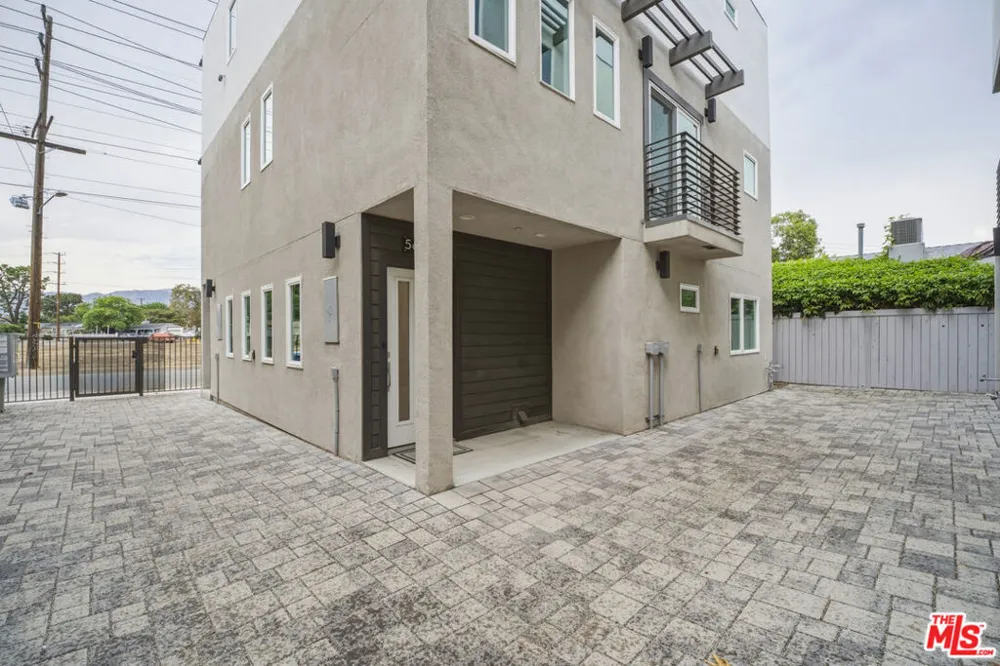 5631 Whitnall Highway Los Angeles, CA 91601