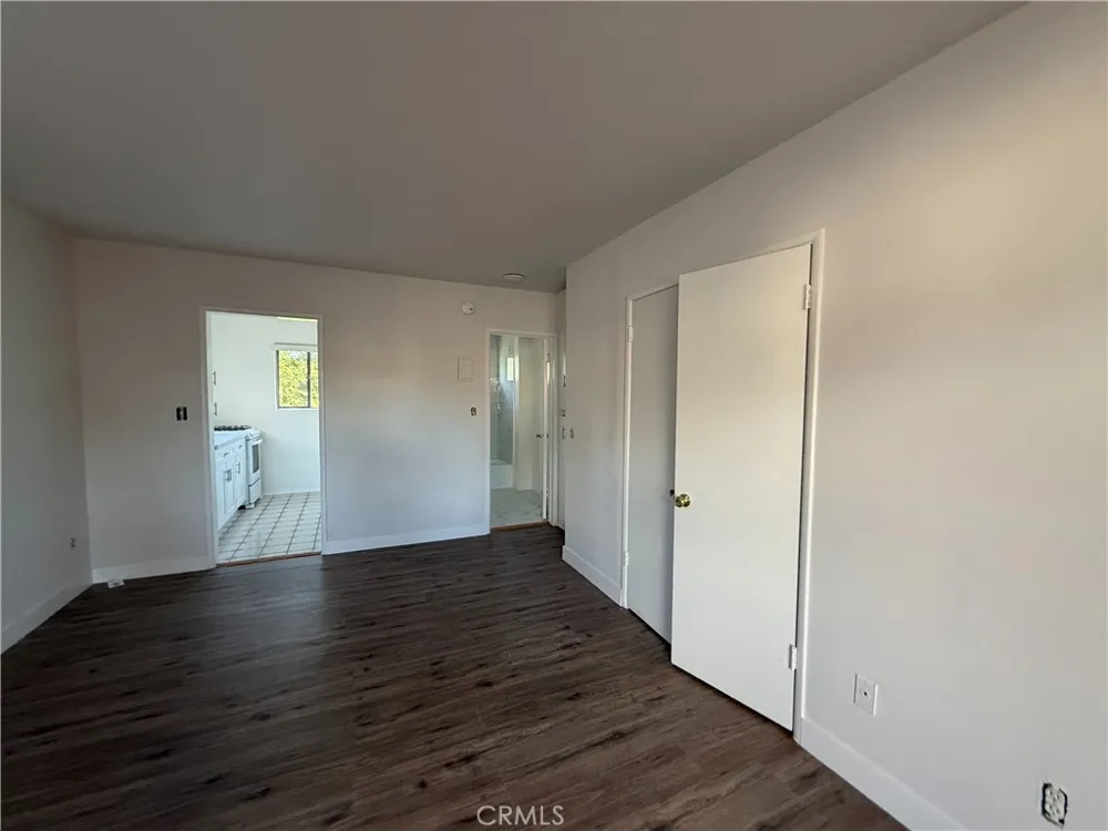 14154 Roscoe Los Angeles, CA 91402