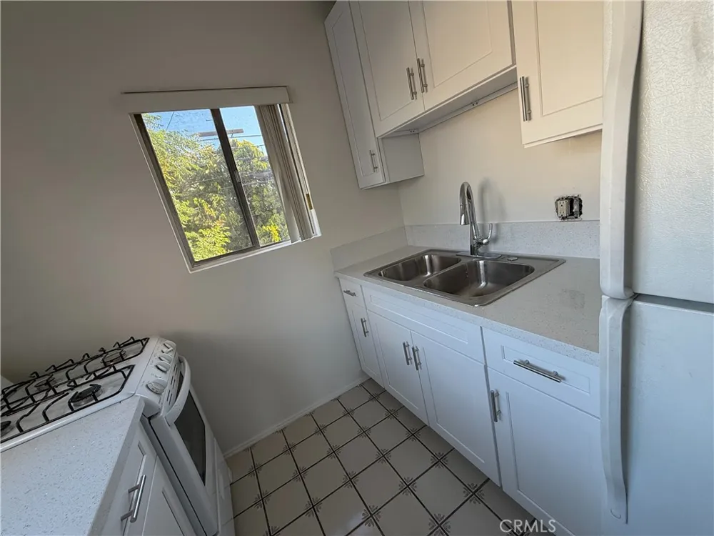 14154 Roscoe Los Angeles, CA 91402