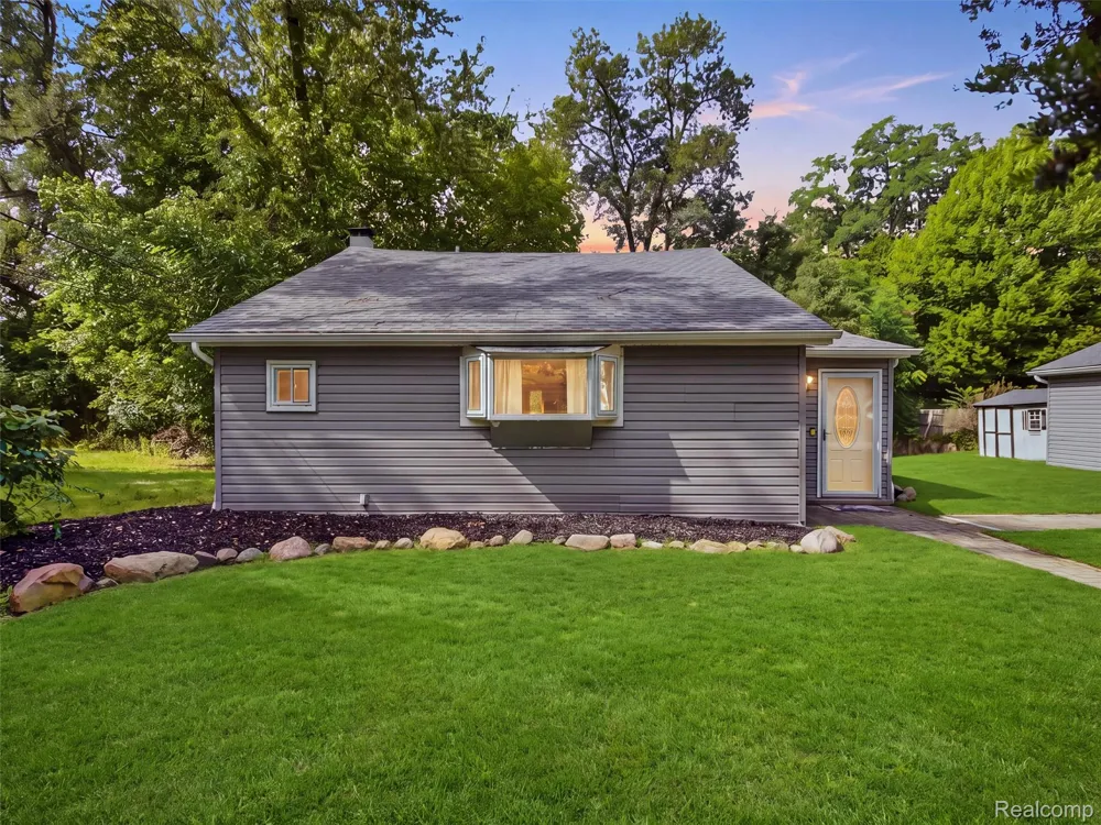 592 Overlook Street White Lake Charter Township, MI 48386