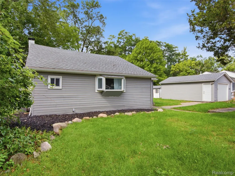 592 Overlook Street White Lake Charter Township, MI 48386