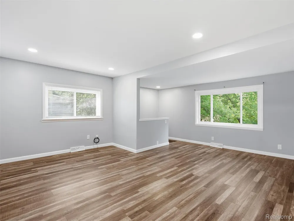 592 Overlook Street White Lake Charter Township, MI 48386