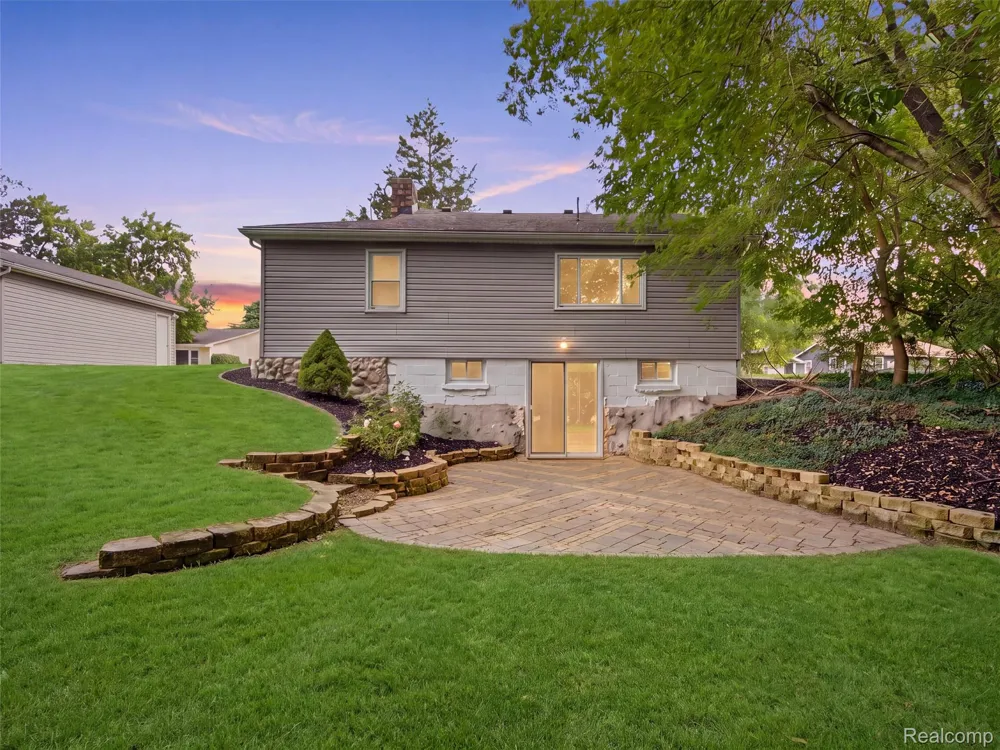 592 Overlook Street White Lake Charter Township, MI 48386