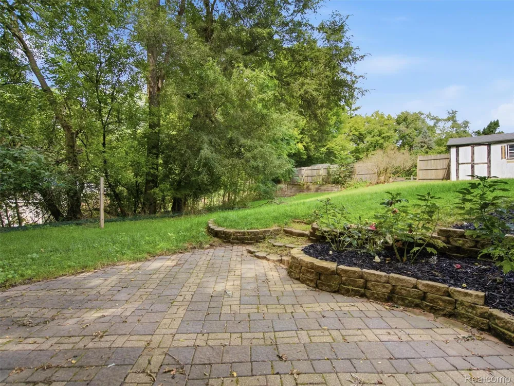 592 Overlook Street White Lake Charter Township, MI 48386