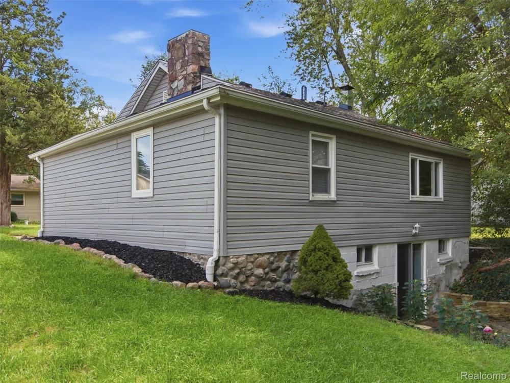 592 Overlook Street White Lake Charter Township, MI 48386