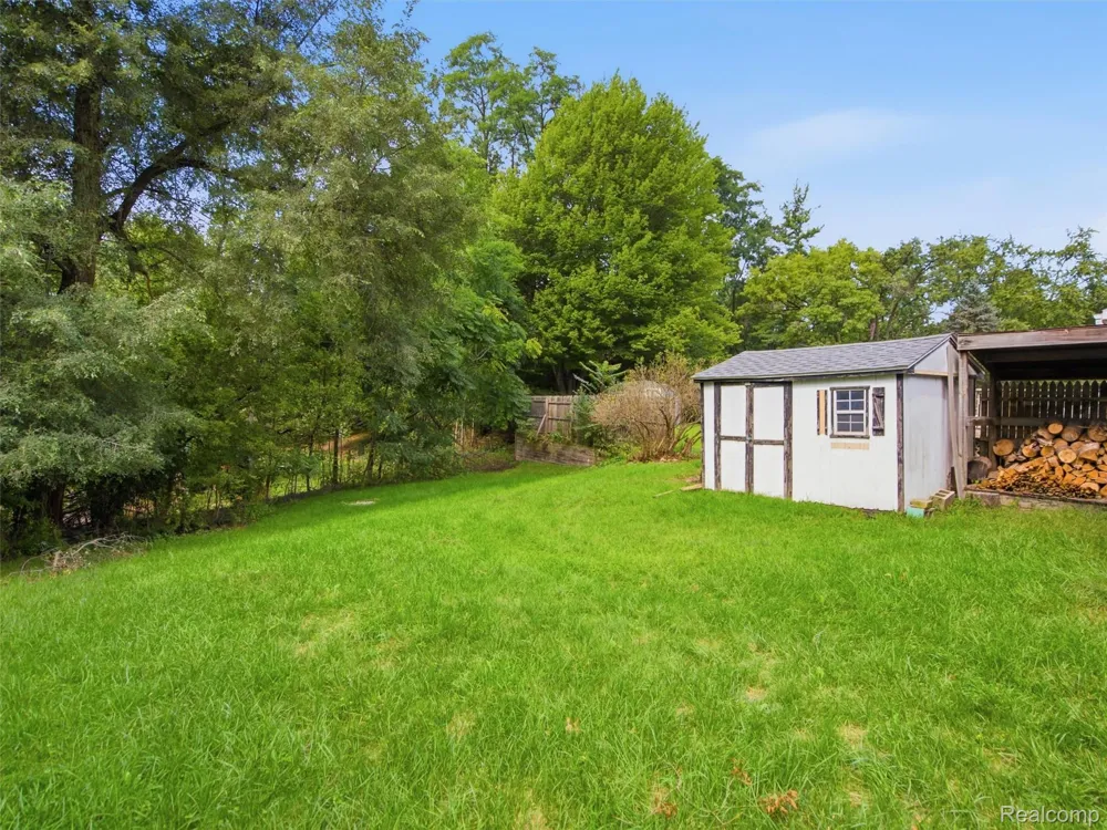 592 Overlook Street White Lake Charter Township, MI 48386