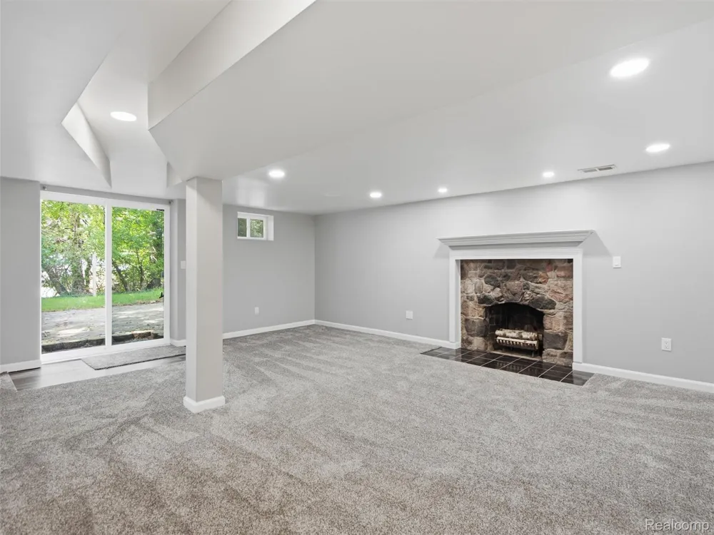592 Overlook Street White Lake Charter Township, MI 48386