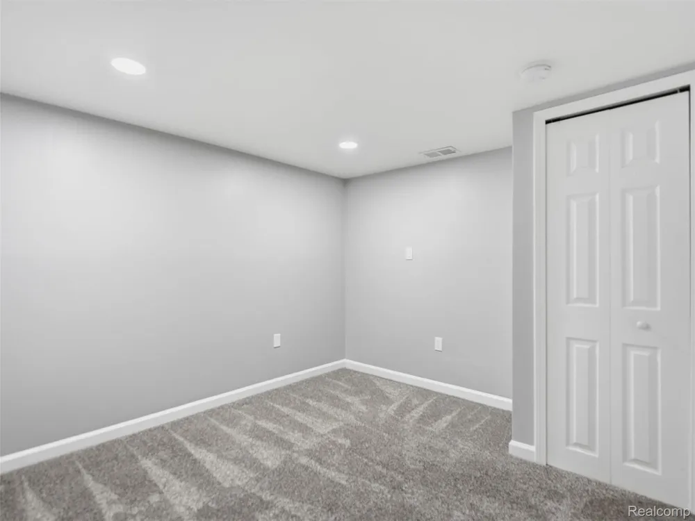 592 Overlook Street White Lake Charter Township, MI 48386