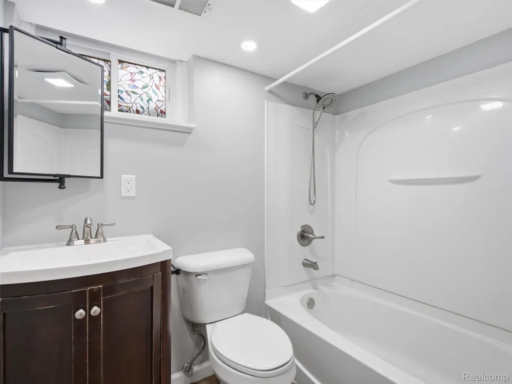 592 Overlook Street White Lake Charter Township, MI 48386