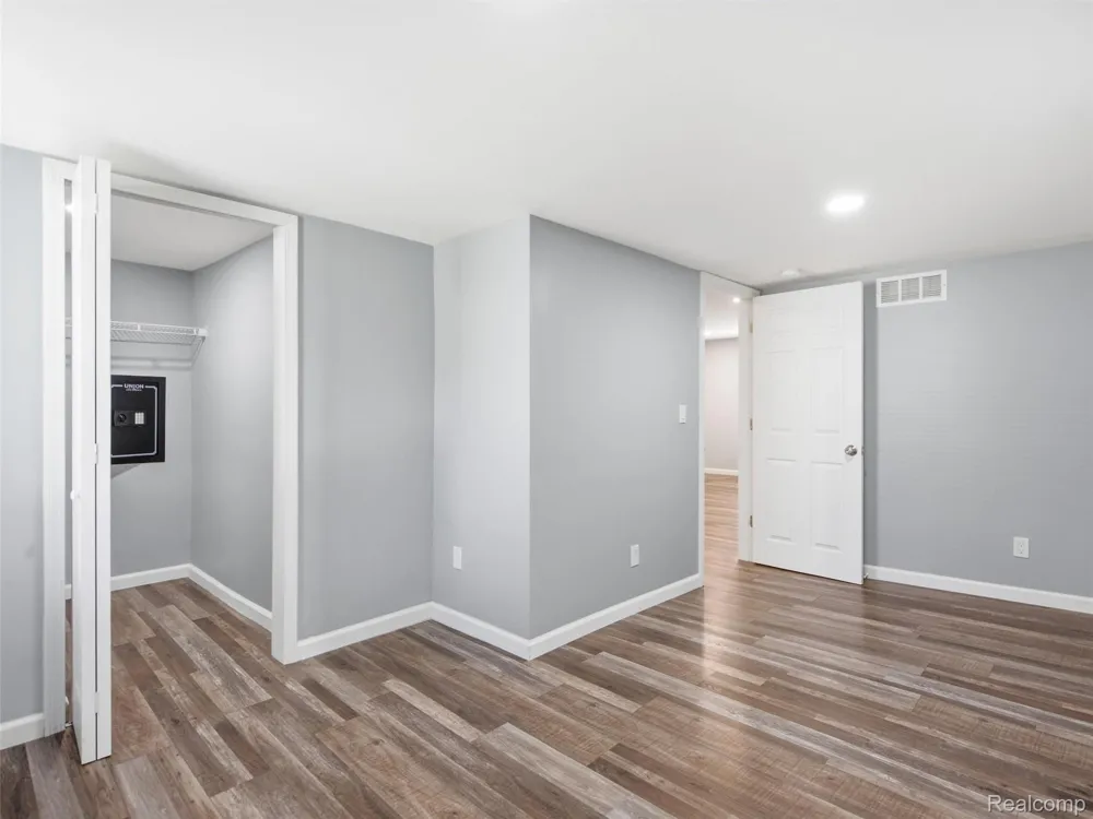 592 Overlook Street White Lake Charter Township, MI 48386