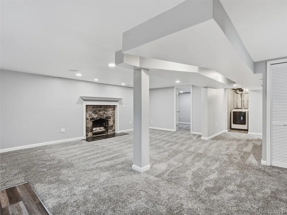 592 Overlook Street White Lake Charter Township, MI 48386