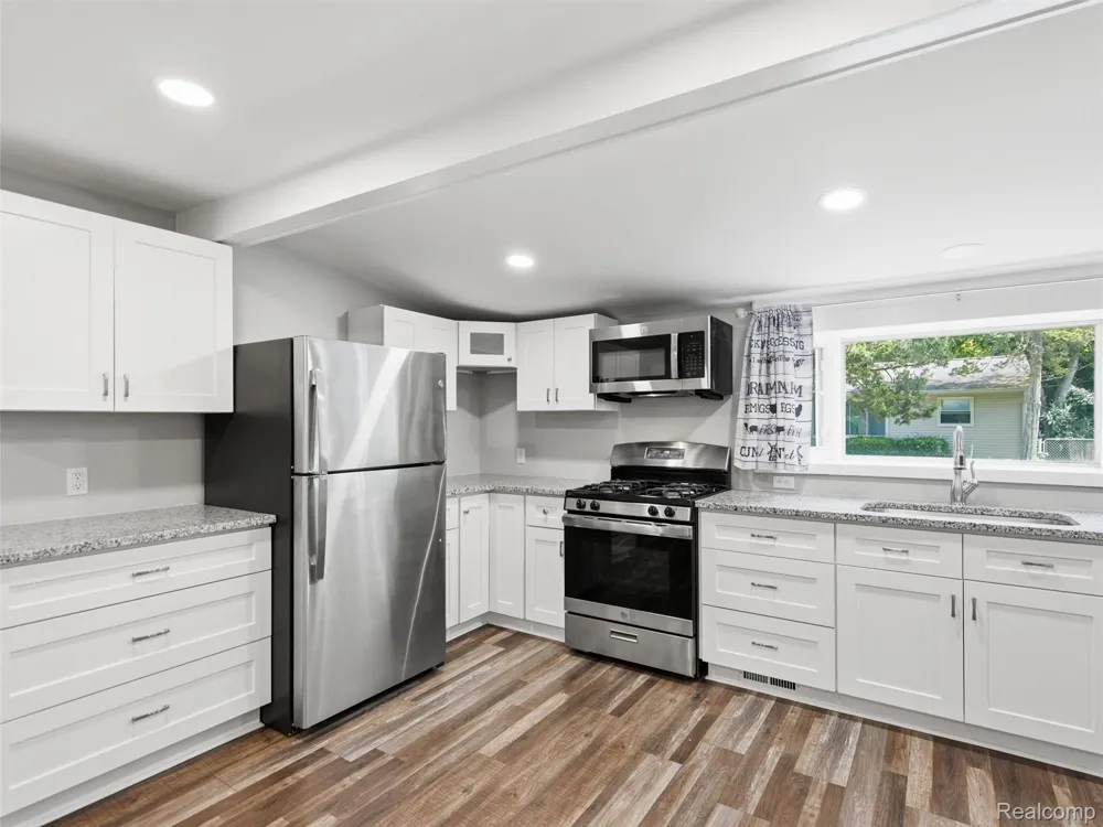 592 Overlook Street White Lake Charter Township, MI 48386