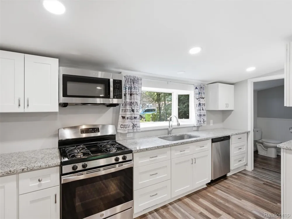 592 Overlook Street White Lake Charter Township, MI 48386