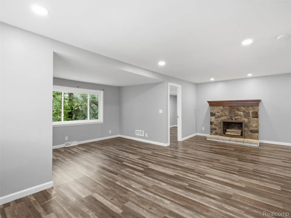 592 Overlook Street White Lake Charter Township, MI 48386