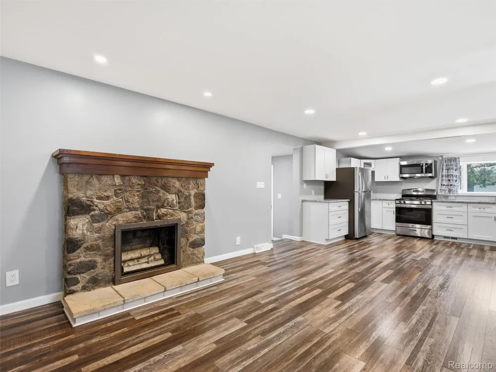 592 Overlook Street White Lake Charter Township, MI 48386