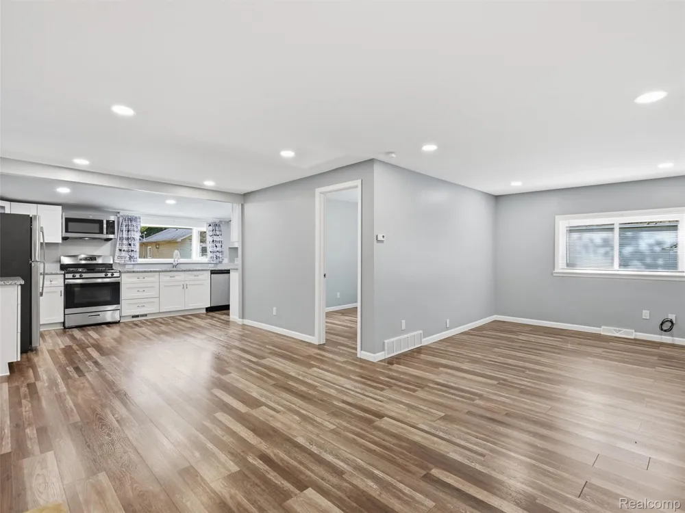 592 Overlook Street White Lake Charter Township, MI 48386