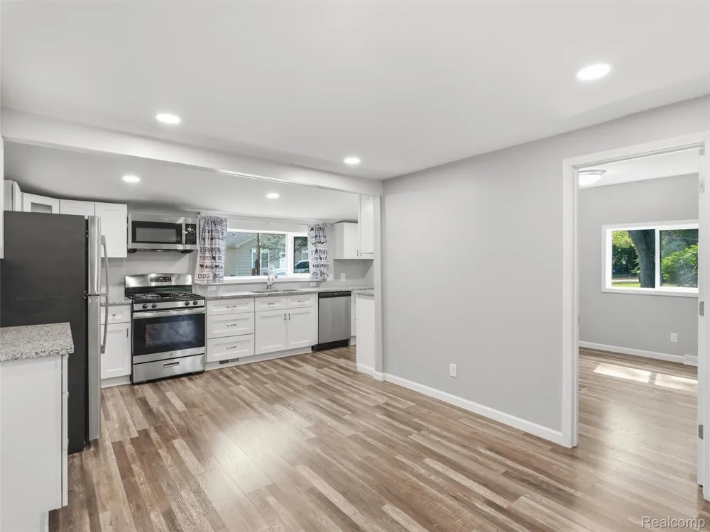 592 Overlook Street White Lake Charter Township, MI 48386