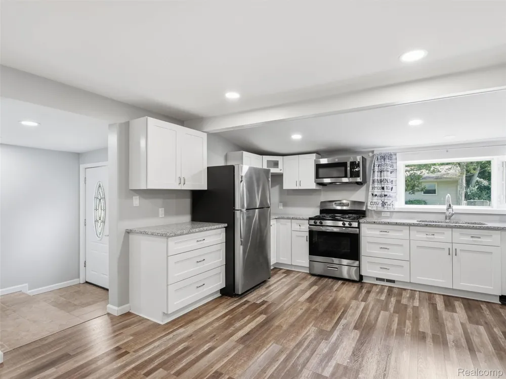 592 Overlook Street White Lake Charter Township, MI 48386