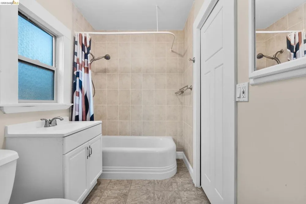 3275 Hyde Oakland, CA 94601