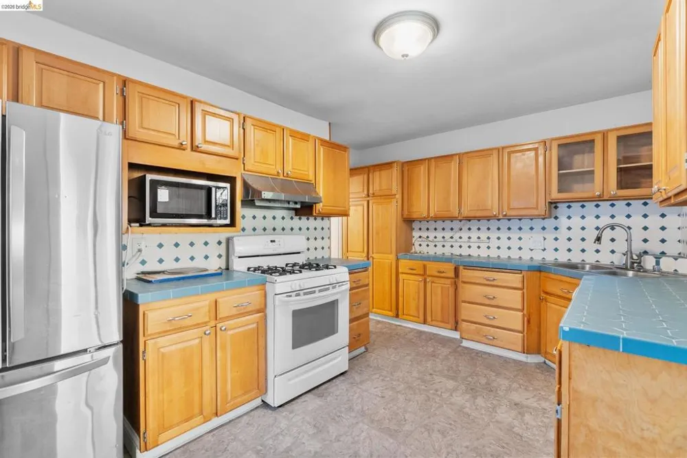3275 Hyde Oakland, CA 94601