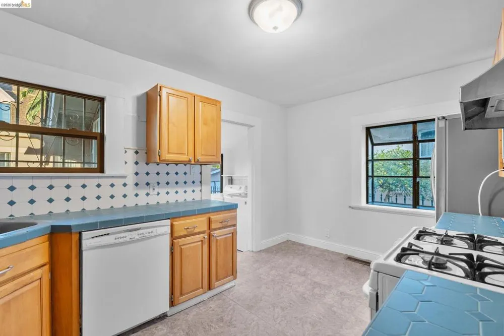 3275 Hyde Oakland, CA 94601