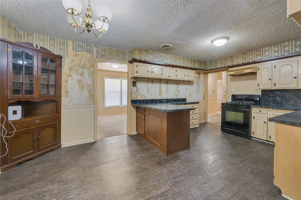 825 Glenda Drive Bedford, TX 76022