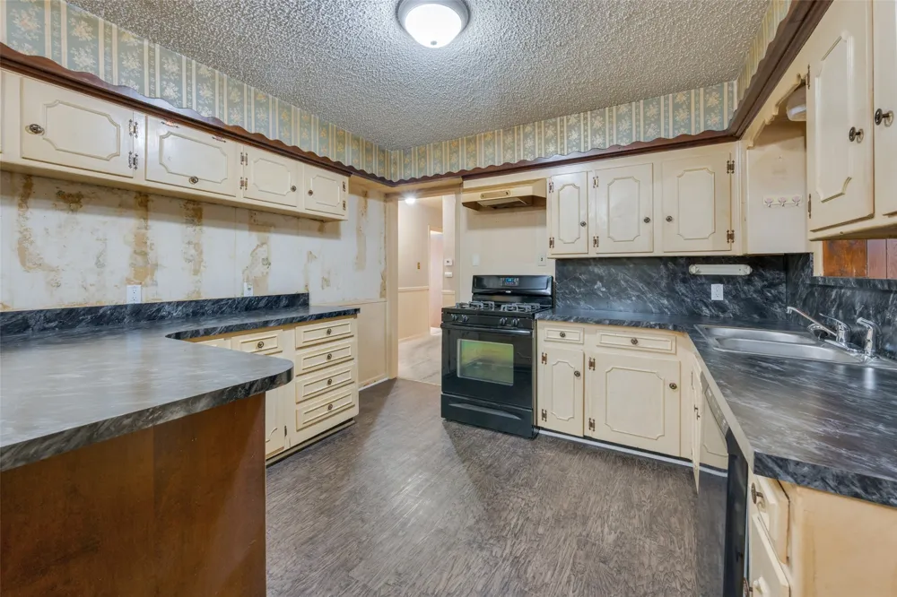 825 Glenda Drive Bedford, TX 76022