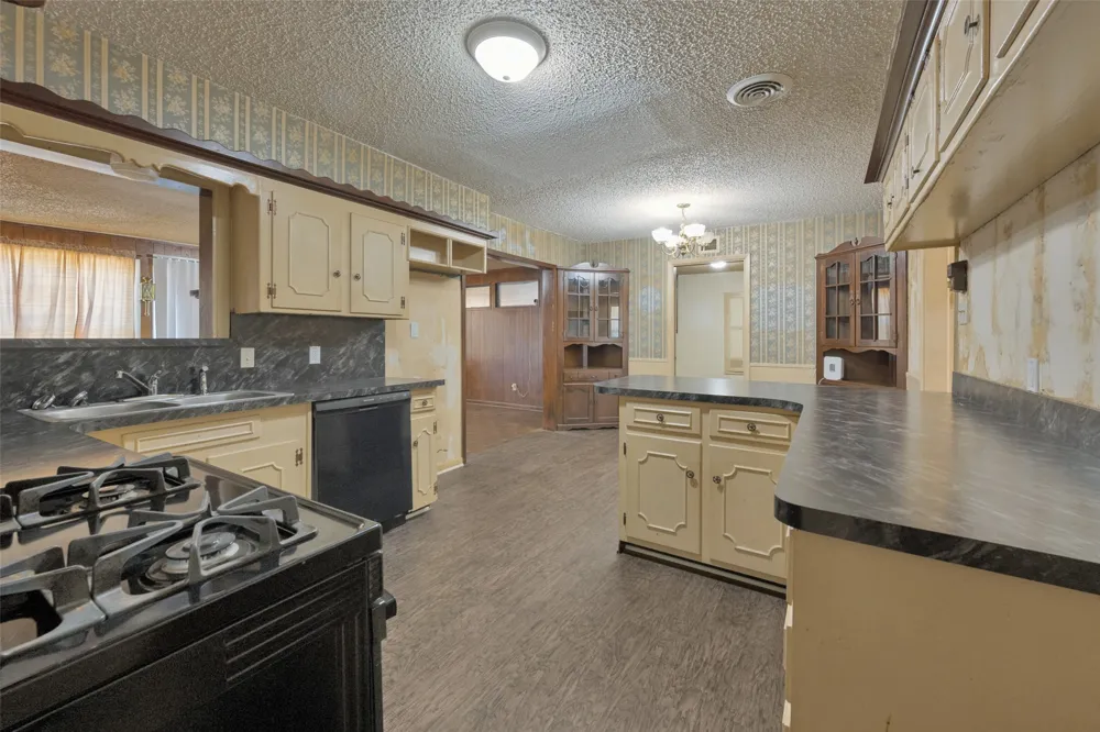 825 Glenda Drive Bedford, TX 76022