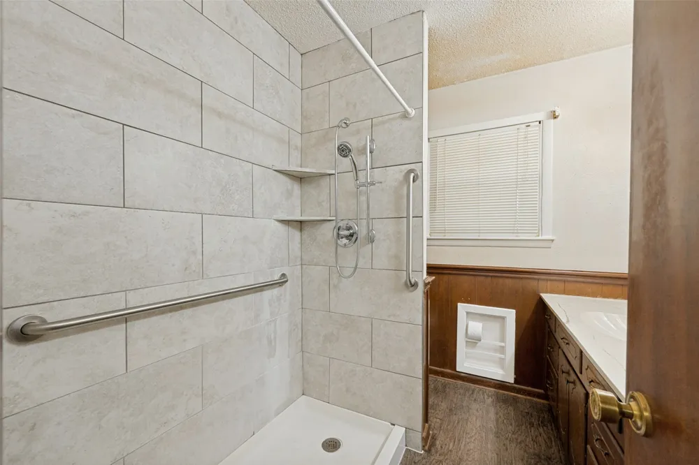 825 Glenda Drive Bedford, TX 76022