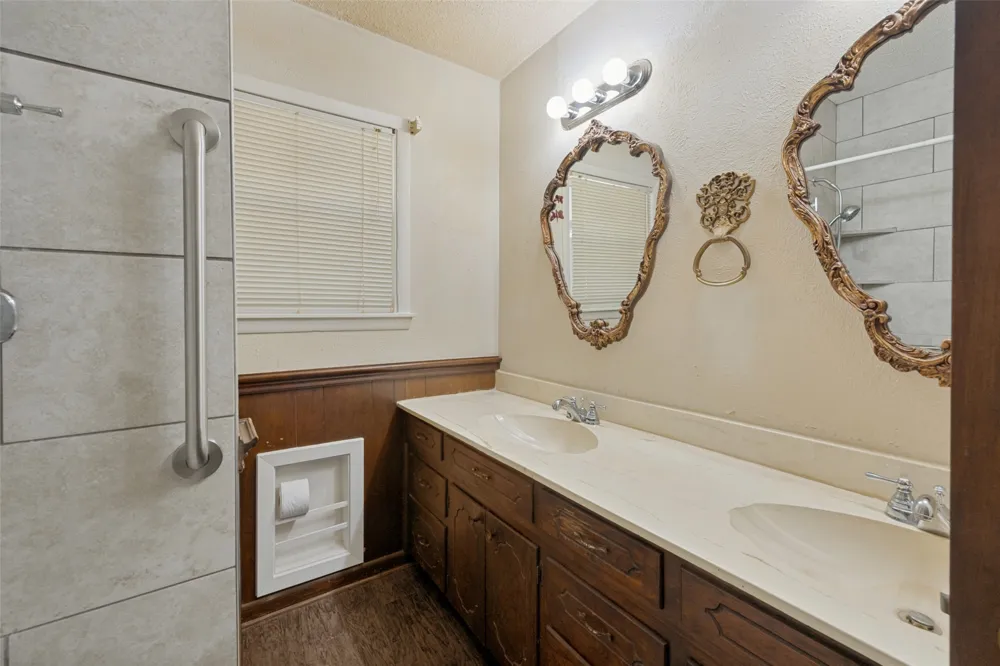 825 Glenda Drive Bedford, TX 76022
