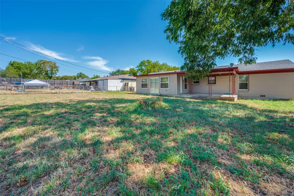 825 Glenda Drive Bedford, TX 76022