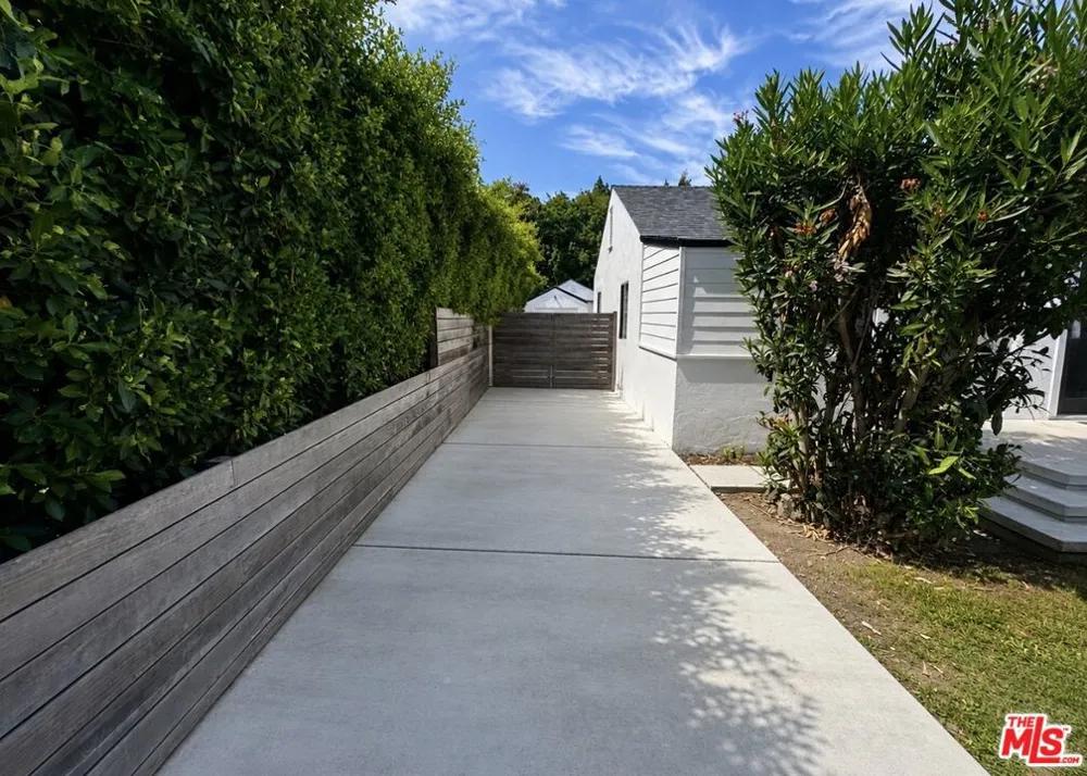 3957 Tivoli Avenue Los Angeles, CA 90066