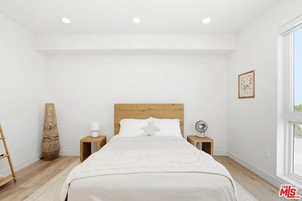 505 S Barrington Avenue #406 Los Angeles, CA 90049