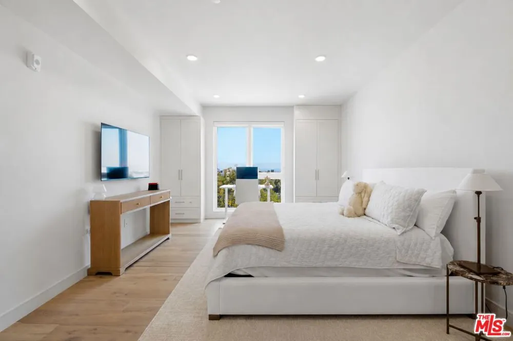 505 S Barrington Avenue #406 Los Angeles, CA 90049