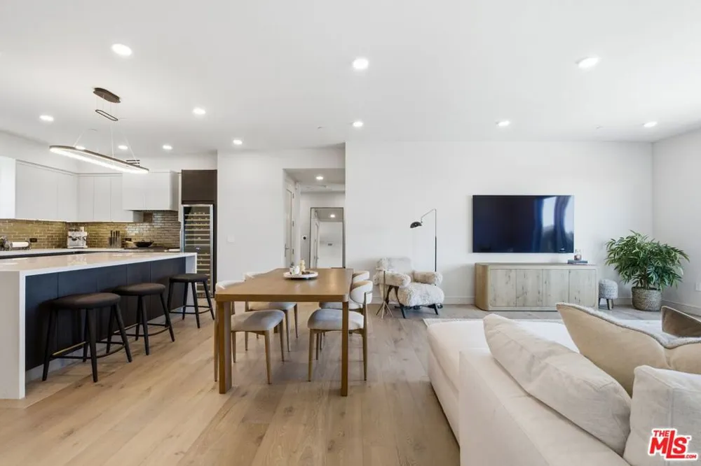 505 S Barrington Avenue #406 Los Angeles, CA 90049