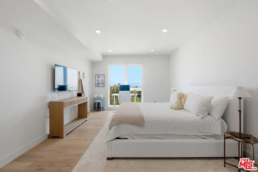 505 S Barrington Avenue #406 Los Angeles, CA 90049