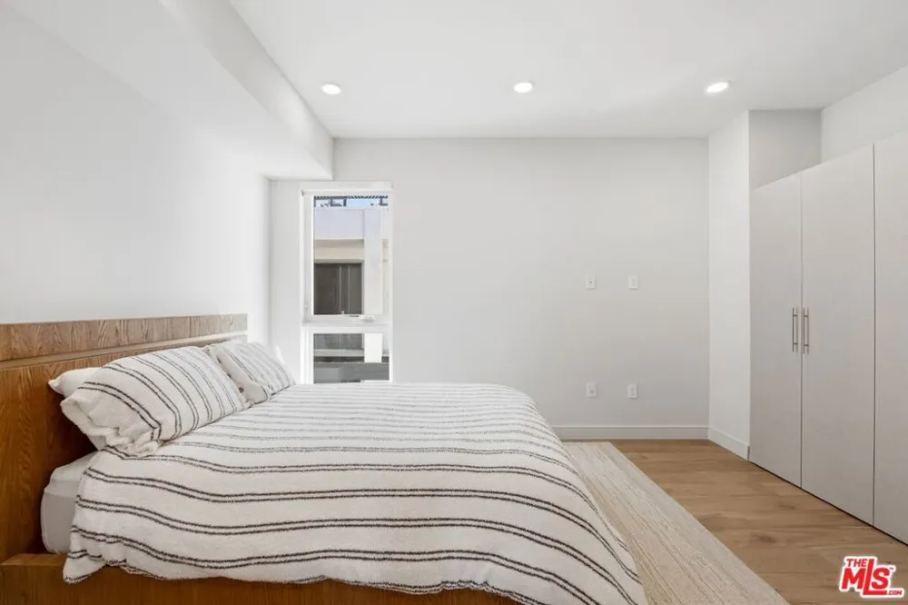 505 S Barrington Avenue #406 Los Angeles, CA 90049