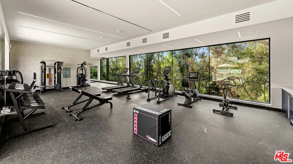 505 S Barrington Avenue #406 Los Angeles, CA 90049