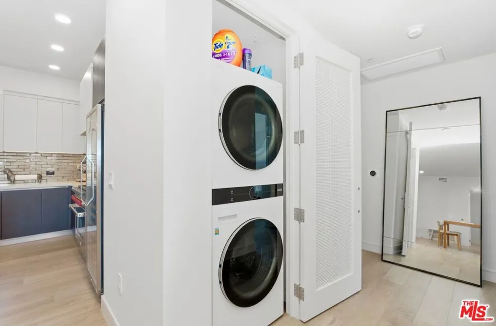 505 S Barrington Avenue #406 Los Angeles, CA 90049