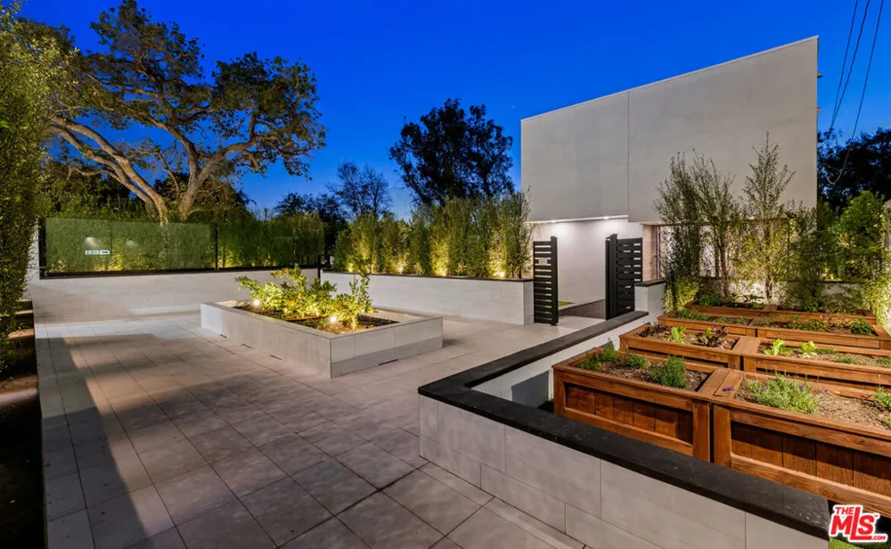 505 S Barrington Avenue #406 Los Angeles, CA 90049