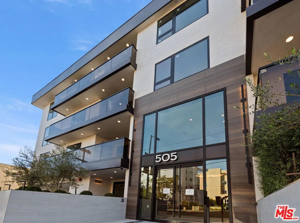 505 S Barrington Avenue #406 Los Angeles, CA 90049